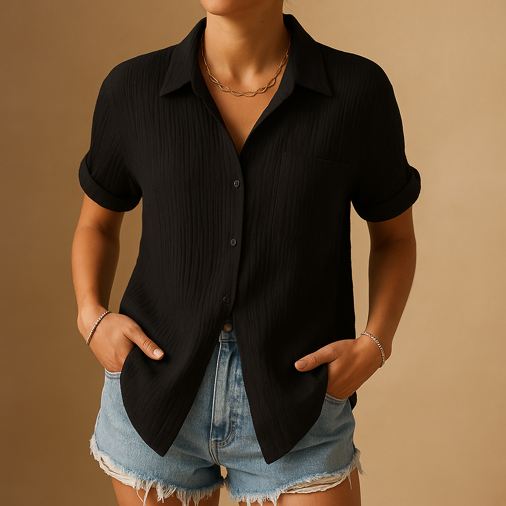 Women’s short sleeve polo shirt with chest pocket and classic collar, ideal for summer and casual wear.