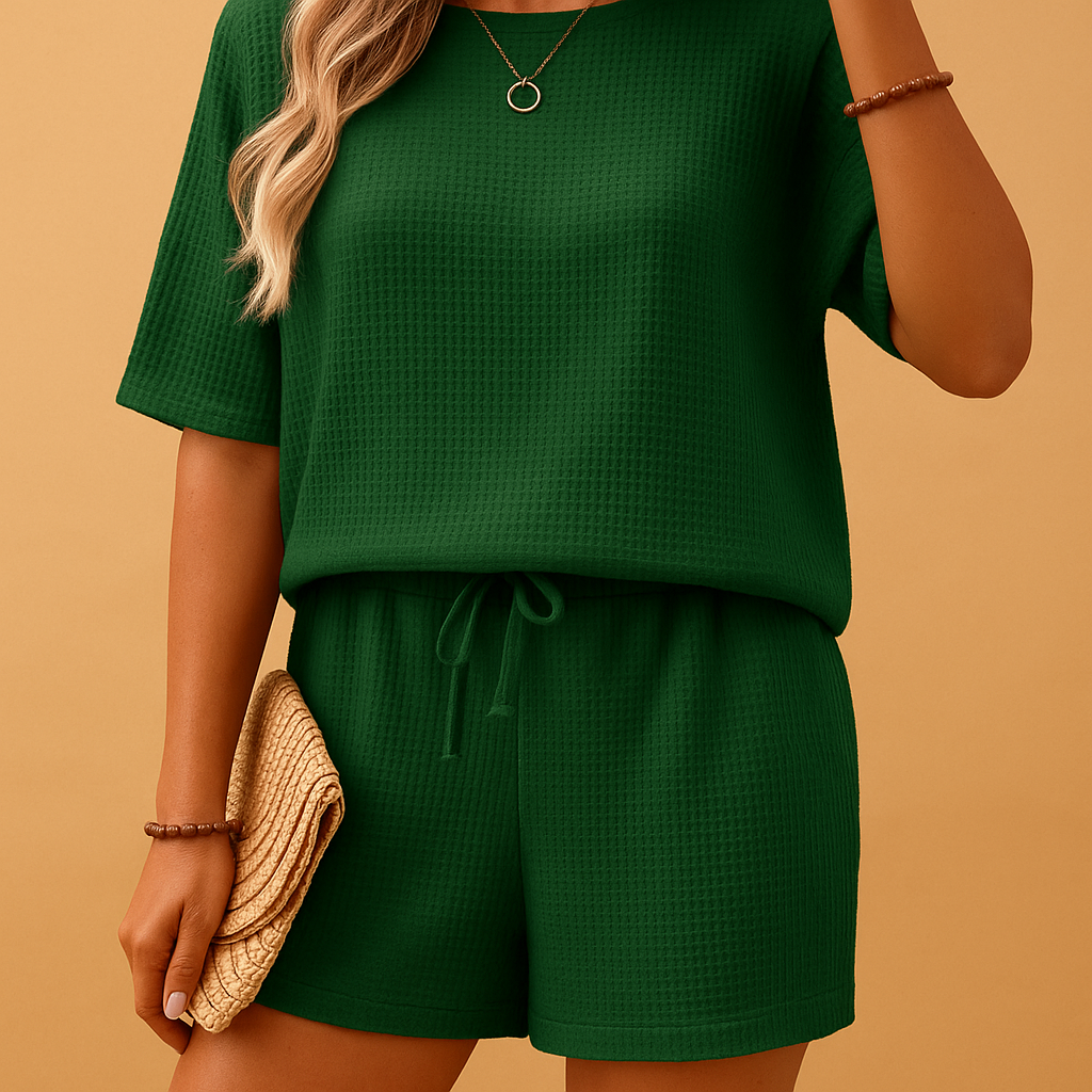 Women’s loungewear short set with loose top and elastic shorts, ideal for relaxed days at home or outdoors in warm weather.