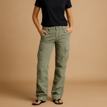 Women’s cargo trousers with roomy pockets and straight-leg fit, ideal for casual outfits and everyday wear