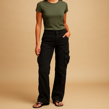 Women’s cargo trousers with roomy pockets and straight-leg fit, ideal for casual outfits and everyday wear