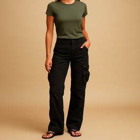 Women’s cargo trousers with roomy pockets and straight-leg fit, ideal for casual outfits and everyday wear