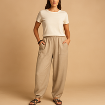 Women’s high-waisted linen boho trousers with a loose fit and functional pockets, ideal for summer days and relaxed outfits