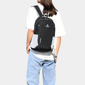 Women’s waterproof ultralight backpack with 20L capacity, foldable design, and adjustable straps – ideal for hiking, travel, and everyday use.