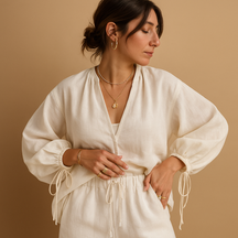 Women’s summer outfit with V-neck top and white ruffled shorts, ideal for relaxed days or chic summer evenings
