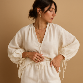 Women’s summer outfit with V-neck top and white ruffled shorts, ideal for relaxed days or chic summer evenings