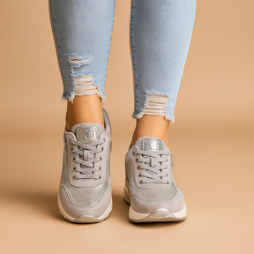 Women’s wide fit casual shoes with supportive insole and extra toe room in black, beige, and light grey, ideal for daily wear.