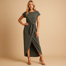 Casual summer dress for women with short sleeves and flattering fit, designed for comfort and style in warm weather.