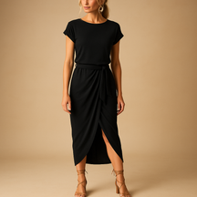 Casual summer dress for women with short sleeves and flattering fit, designed for comfort and style in warm weather.