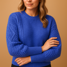 Women’s elegant knit sweater with long sleeves, ideal for stylish warmth during cold days or casual evenings.