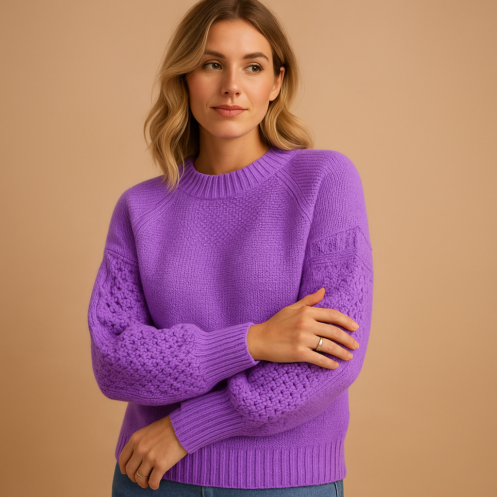 Women’s elegant knit sweater with long sleeves, ideal for stylish warmth during cold days or casual evenings.