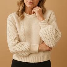 Women’s elegant knit sweater with long sleeves, ideal for stylish warmth during cold days or casual evenings.