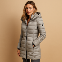 Women’s lightweight puffer jacket with organic down, ideal for autumn days and eco-friendly everyday wear.