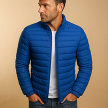 Men’s puffer jacket with hood and insulation, designed for warmth, wind protection, and comfort on cold winter days.