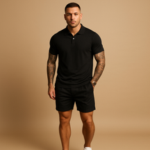 Men’s streetwear set with matching shirt and shorts in breathable fabric, ideal for casual city outings or relaxed days at home